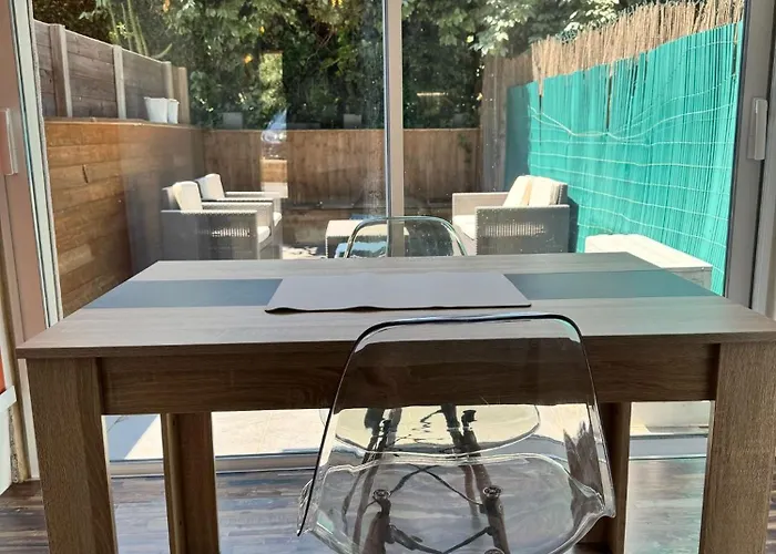 Cosy Avec Grande Terrasse Proche Et